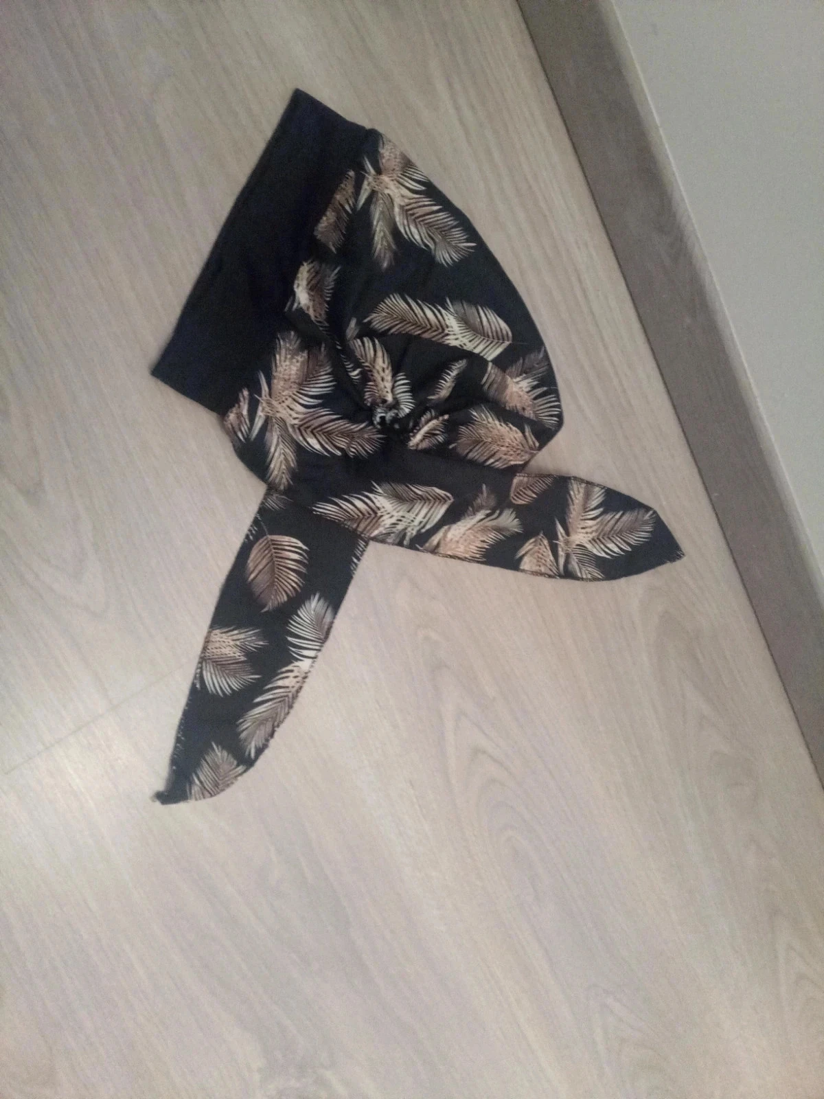 Turban noir à feuilles de palmier – photo 3